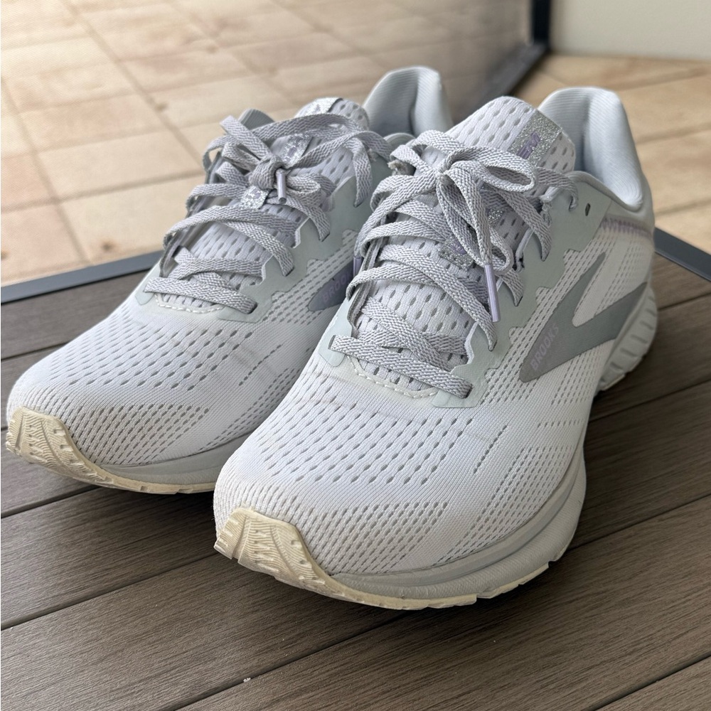 Brooks Gray Athletic Shoes with Breathable Mesh Upper